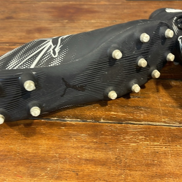 Puma Black and White Soccer Cleats youth 6 - Picture 6 of 7